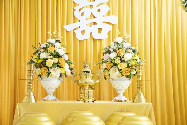 mẫu hoa trang trí bàn thờ gia tiên tại nhà cho cô dâu chú rể của Lavender decor với tông màu vàng đồng sang trọng.