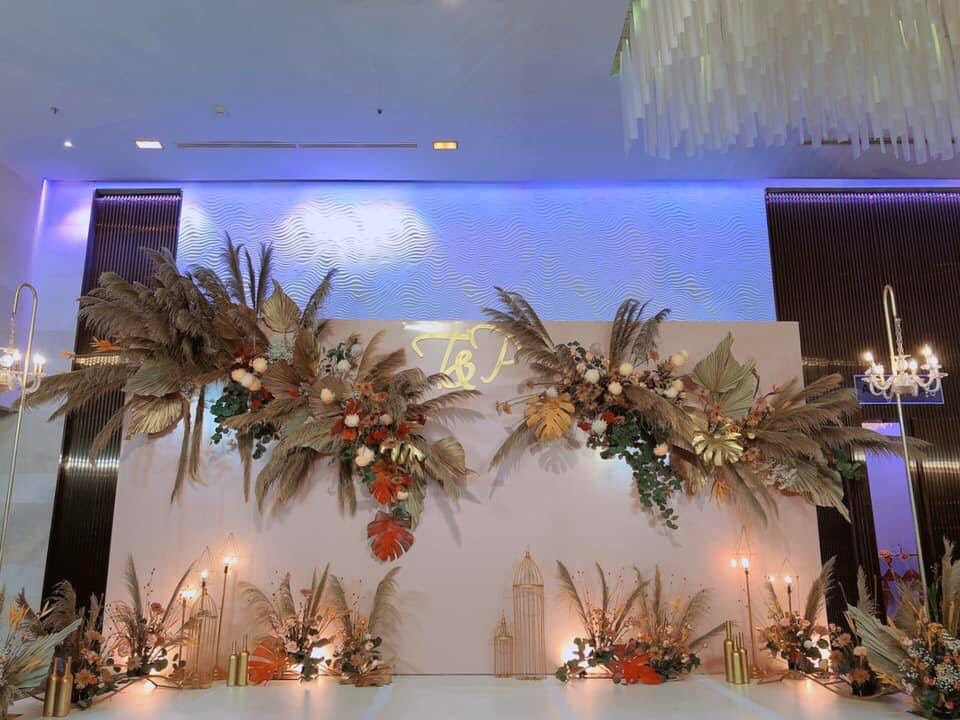 Trang trí tiệc cưới tại nhà hàng với backdrop chụp hình cưới đẹp tại lavender decor có trang trí bàn gia tiên.