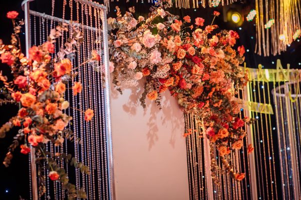 Trang trí tiệc cưới kết hợp hoa tưi tạo điểm nhấn cho không gian buổi tiệc tinh tế.