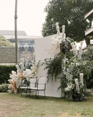Trang trí backdrop tiệc cưới ngoài trời theo chủ đạo màu trắng tinh tế.